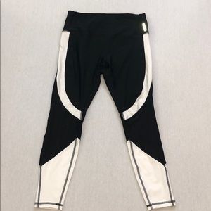 Black and white workout legging, run small